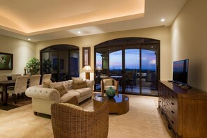 Premium Condominium 3 bedroom Ocean View | Coin séjour | Télévision