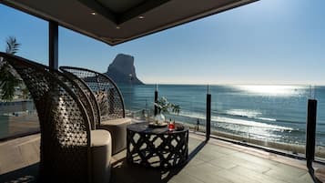 2 restaurantes; se sirven desayunos, almuerzos y cocina mediterránea