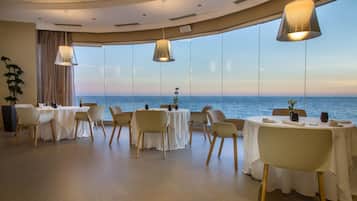 2 restoran, kahvaltı, öğle yemeği sunulur, Akdeniz mutfağı