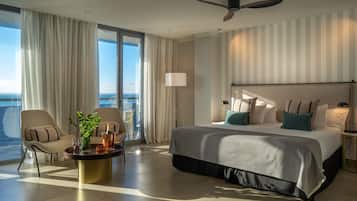 Junior suite | Luxe beddengoed, een minibar, een kluis op de kamer, een bureau