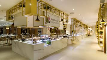 Desayuno buffet diario (EUR 18 por persona)