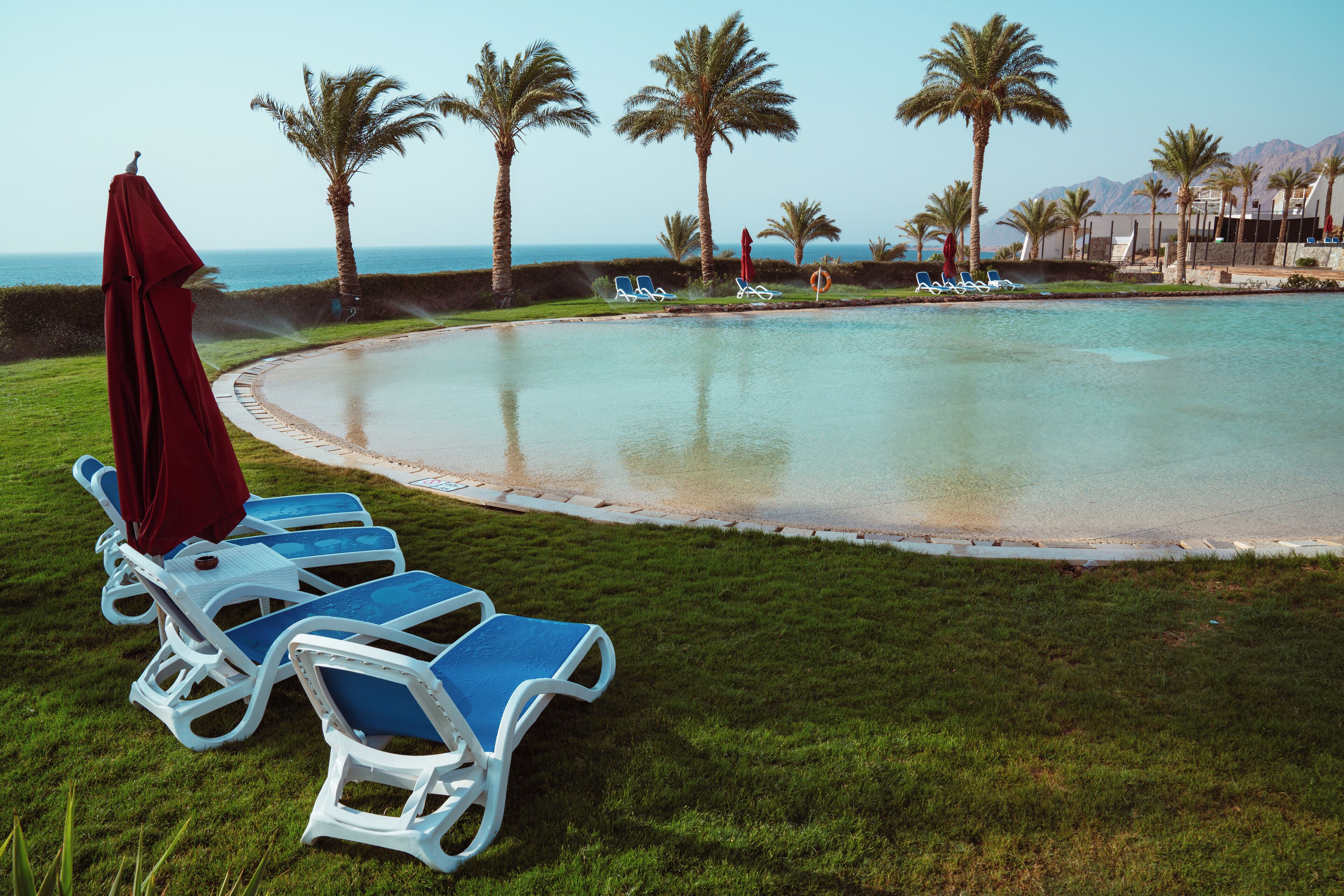 4 albercas al aire libre, sombrillas en la alberca y camastros 