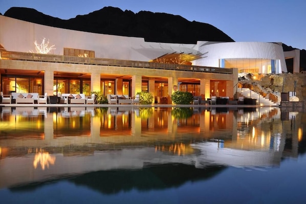 4 outdoor pools, open 9:00 AM to 5:00 PM, pool umbrellas, pool loungers