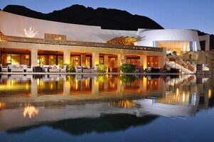 4 outdoor pools, open 9:00 AM to 5:00 PM, pool umbrellas, sun loungers