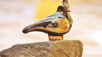 Une sculpture d’un oiseau sur un rocher.