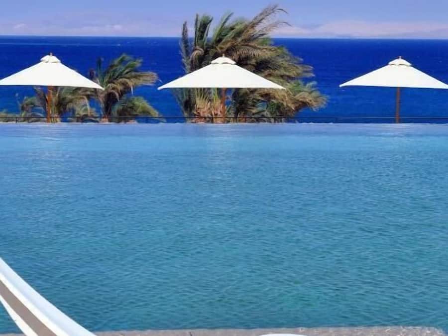 4 piscinas al aire libre, sombrillas, sillones reclinables de piscina