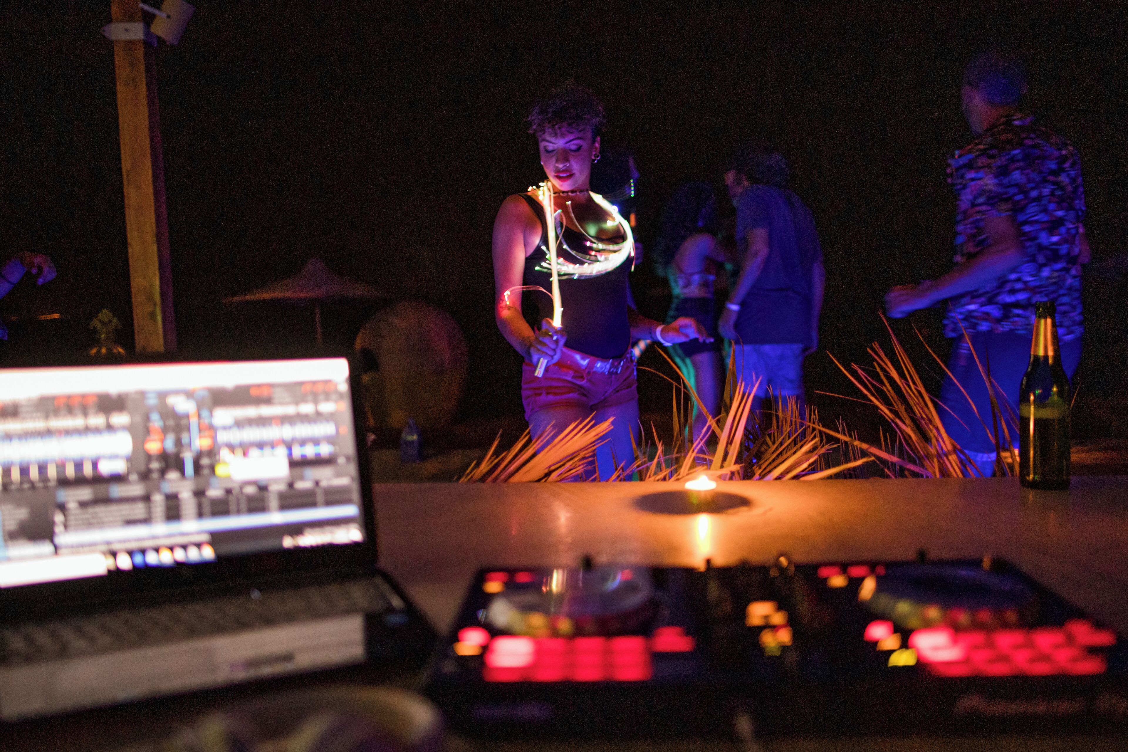 Une installation de DJ comprenant un ordinateur portable, des platines et une table de mixage.