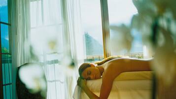 Ein Zimmer mit großem Fenster, einem Bett und einem Sessel.