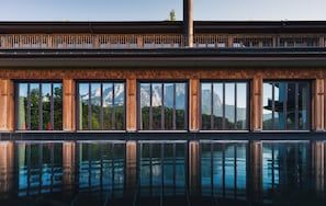 Una piscina techada, 5 piscinas al aire libre