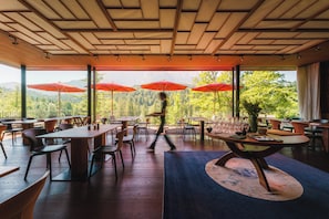 7 restaurantes; se sirve desayuno, almuerzo y cena; cocina internacional