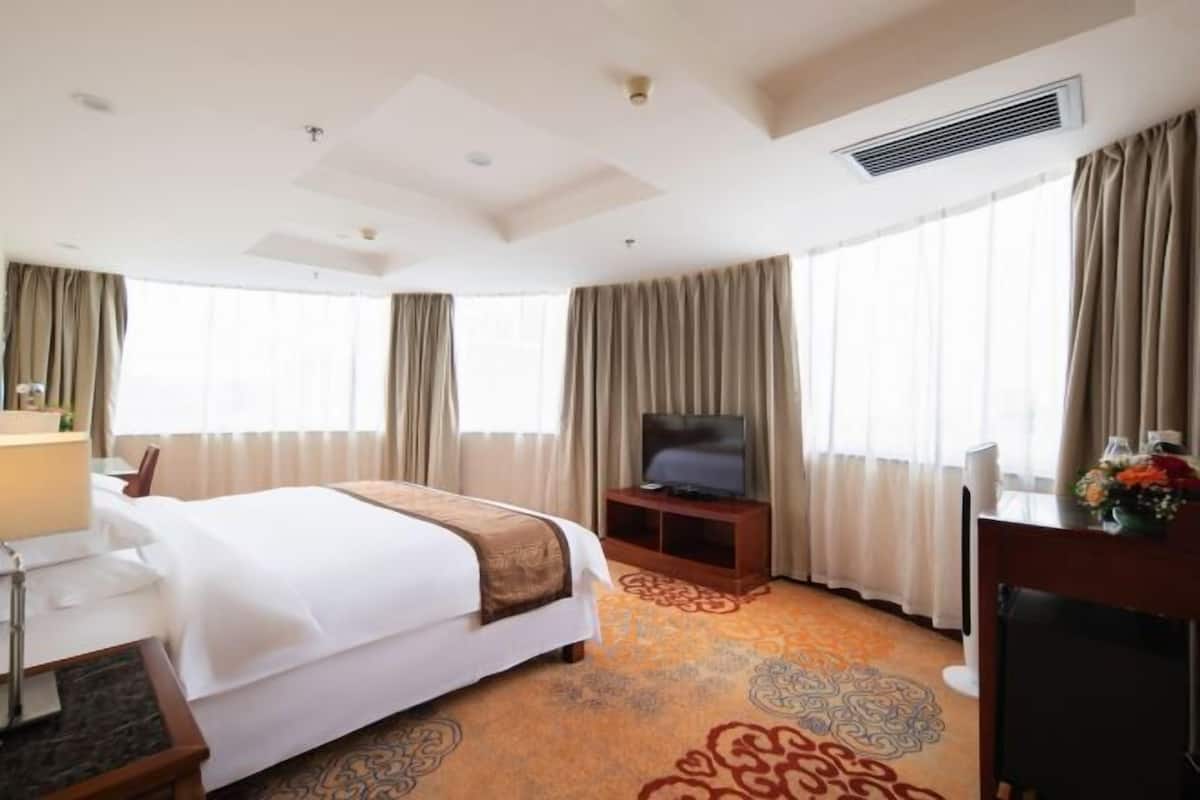 Minibar, in-room safe, alarm clocks