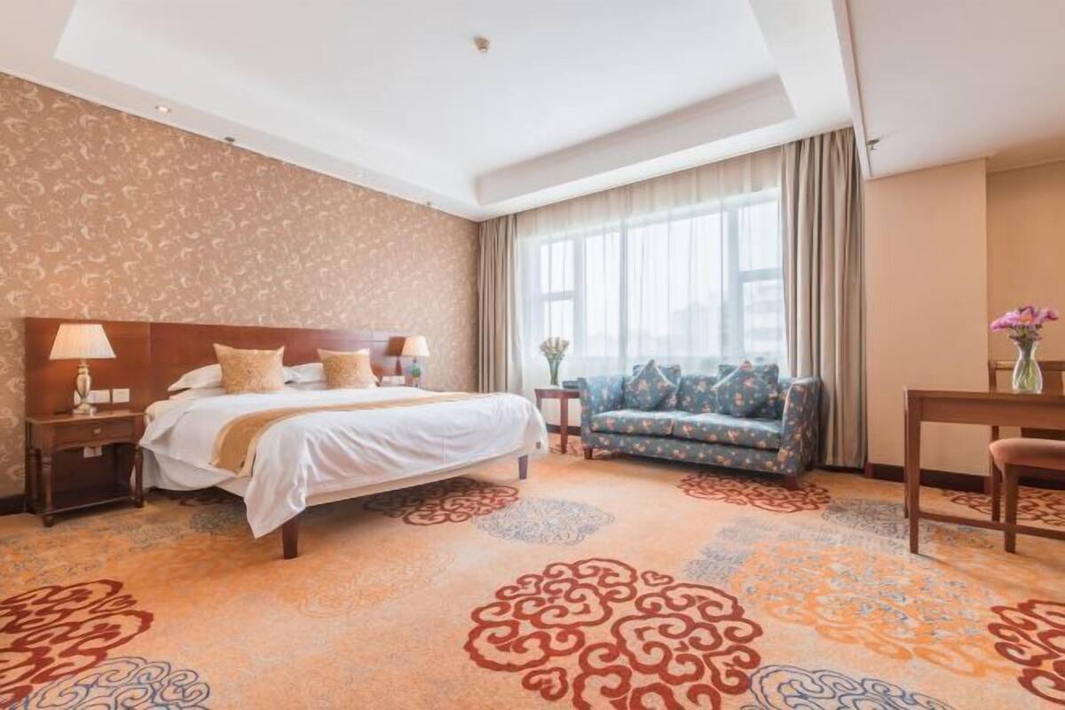 Minibar, in-room safe, alarm clocks