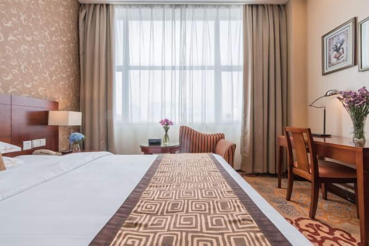 Minibar, in-room safe, alarm clocks