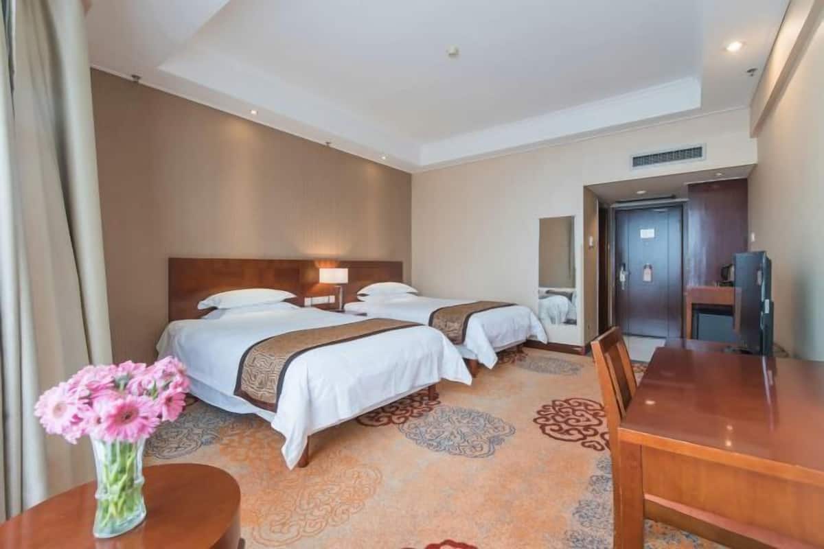Minibar, in-room safe, alarm clocks