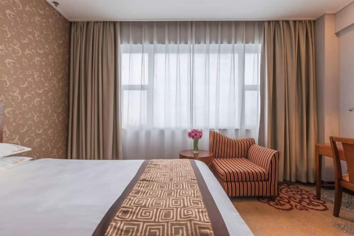 Minibar, in-room safe, alarm clocks