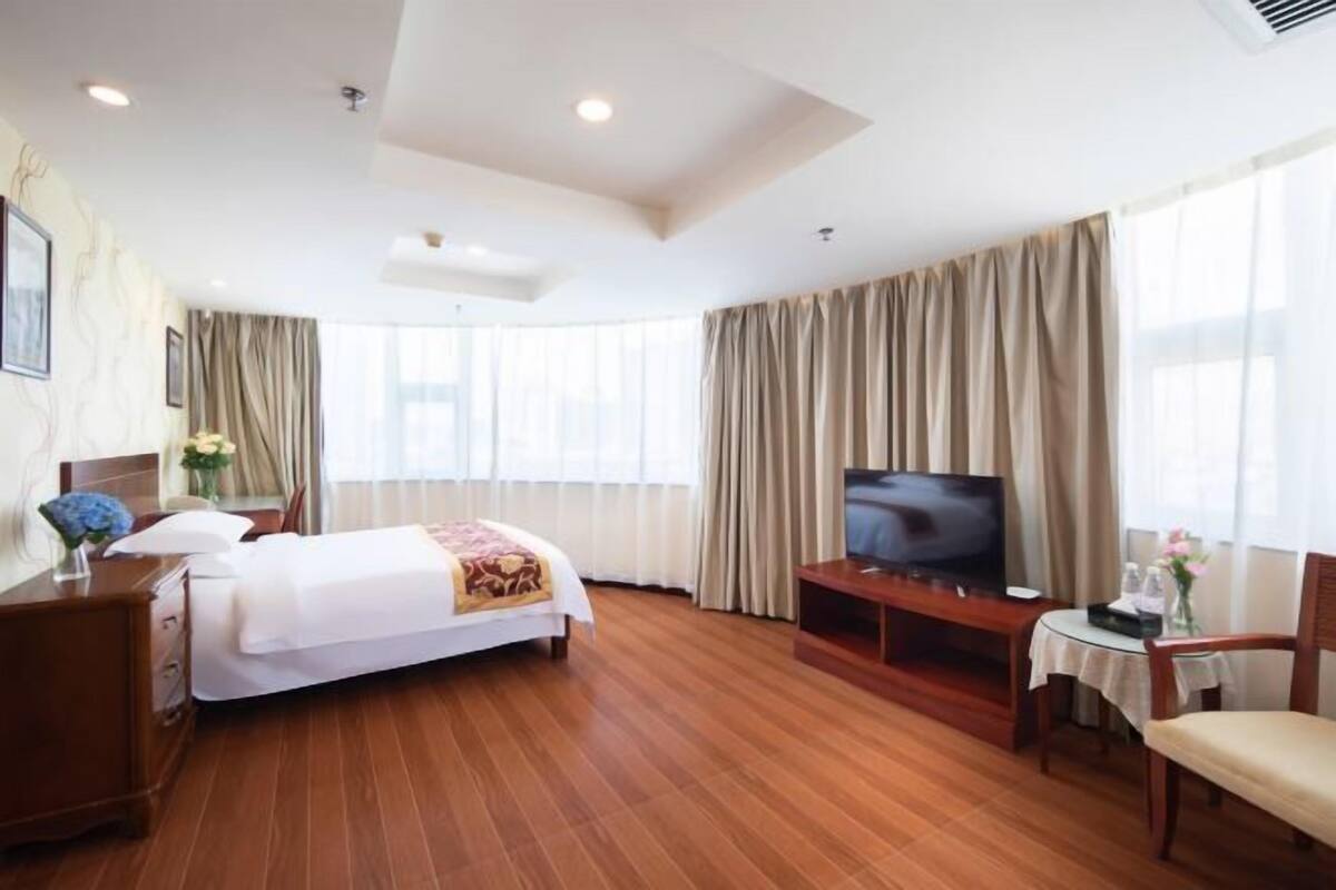 Minibar, in-room safe, alarm clocks