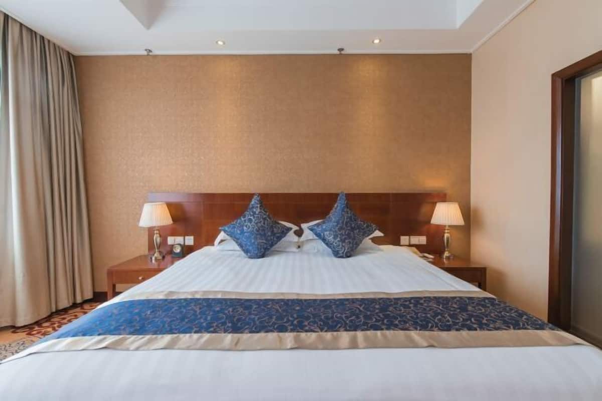 Minibar, in-room safe, alarm clocks