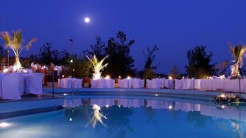 Piscine extérieure, parasols de plage, chaises longues