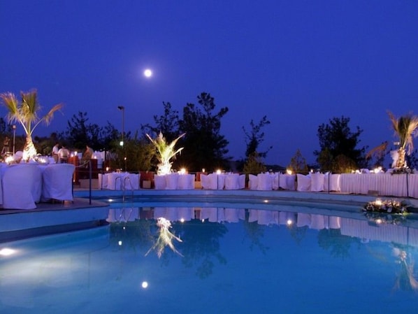 Outdoor pool, open 10:00 AM to 6:30 PM, pool umbrellas, pool loungers