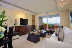 Minibar, in-room safe, desk, iron/ironing board - The Aspasia Phuket (Karon)