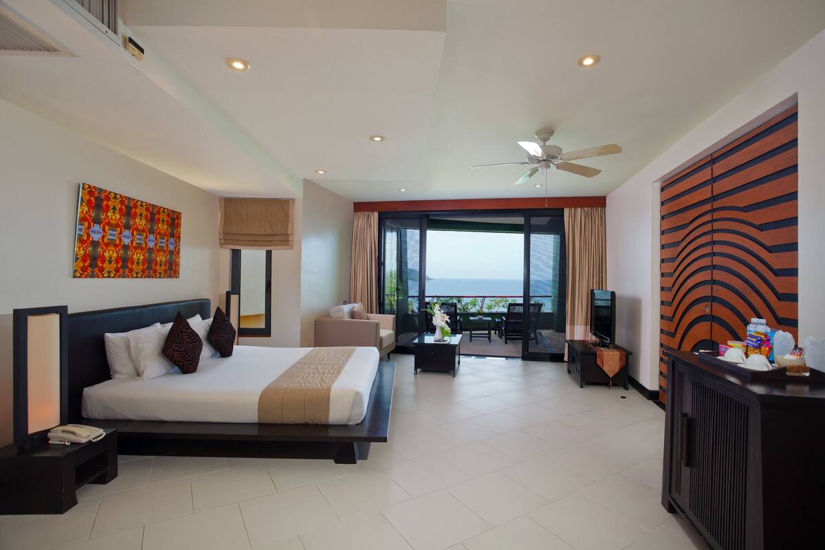 Deluxe Grand Sea View | Een minibar, een kluis op de kamer, een bureau