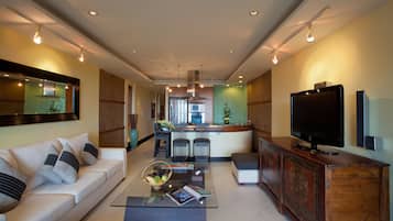 Minibar, caja de seguridad en la habitación y escritorio