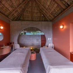 Couples treatment rooms, hot tub, body treatments, aromatherapy