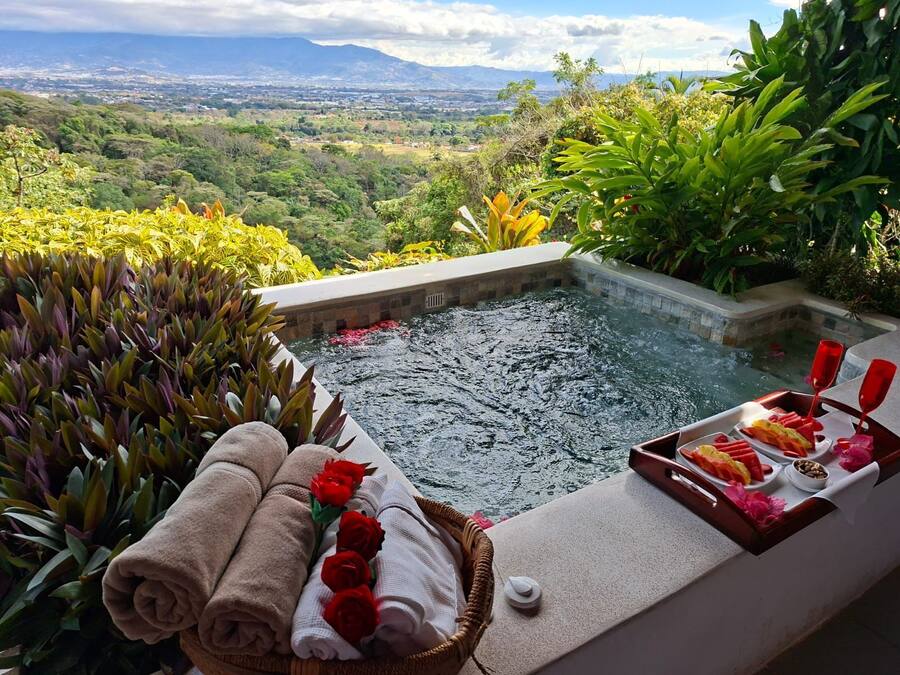 Couples treatment rooms, hot tub, body treatments, aromatherapy