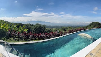 3 AuĂenpools, Sonnenschirme, LiegestĂŒhle