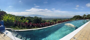 3 piscinas externas, guarda-sóis, espreguiçadeiras