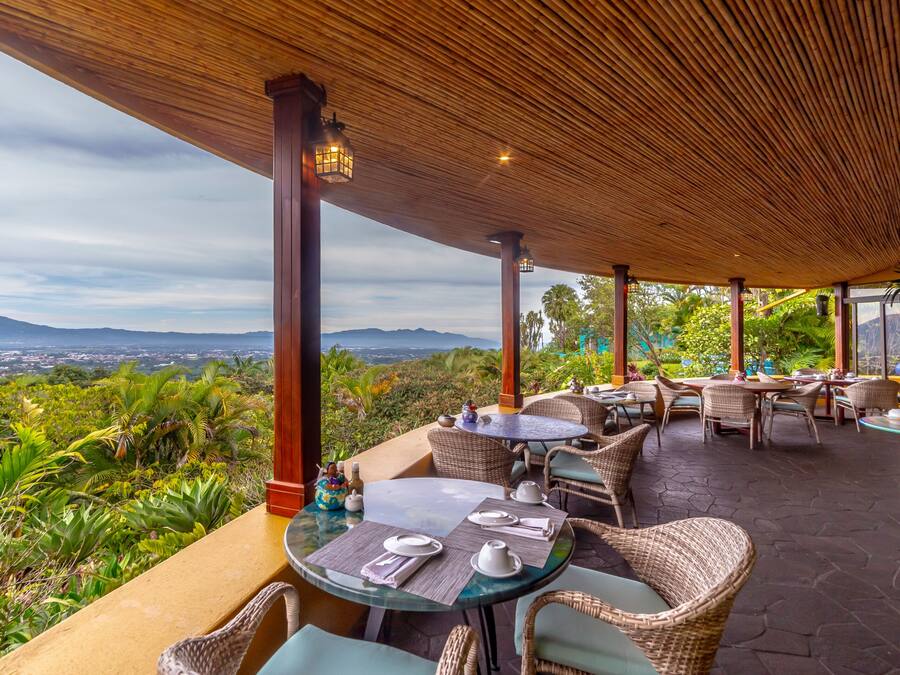 Café da manhã, almoço e jantar; culinária internacional