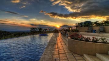 3 piscinas al aire libre, sombrillas, sillones reclinables de piscina