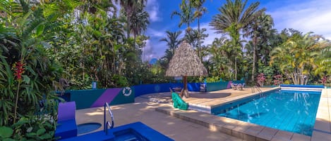 3 piscines extérieures, parasols de plage, chaises longues