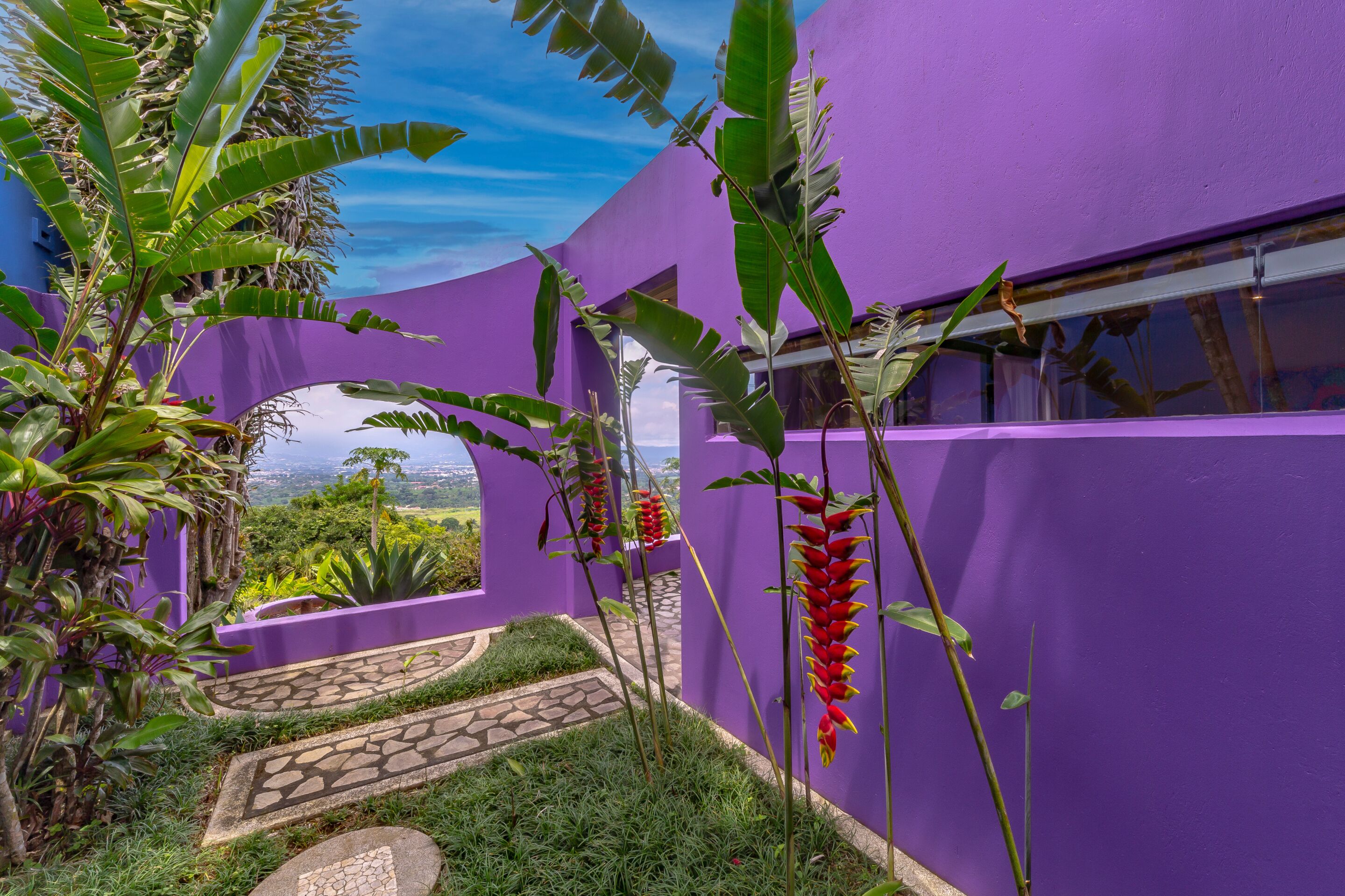 أغطية فراش متميزة وميني بار وخزنة داخل الغرفة وبديكورات فريدة لكل غرفة