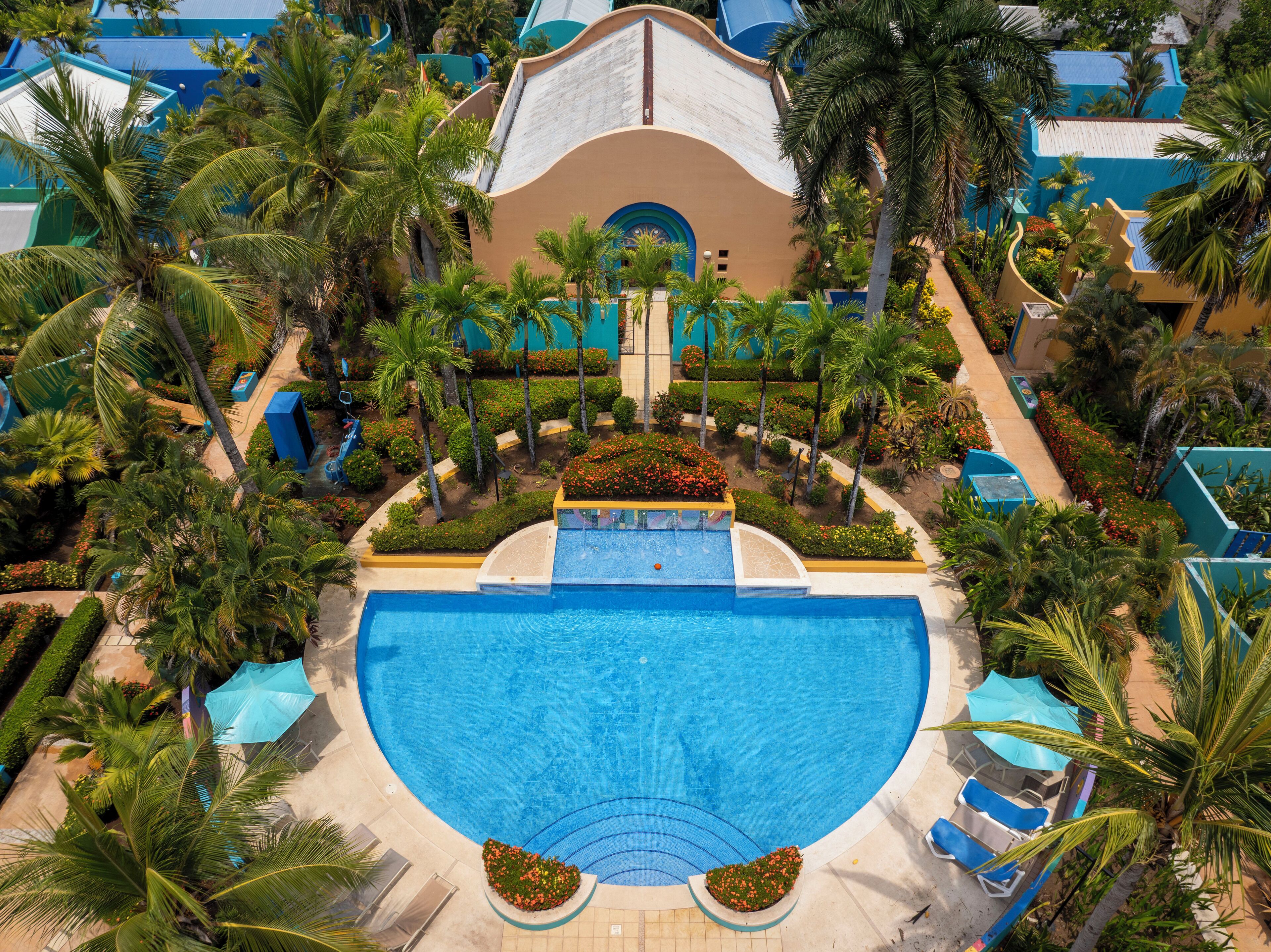 2 outdoor pools
