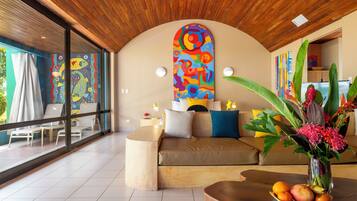 Deluxe Beachfront Villa 1 King Bed plus