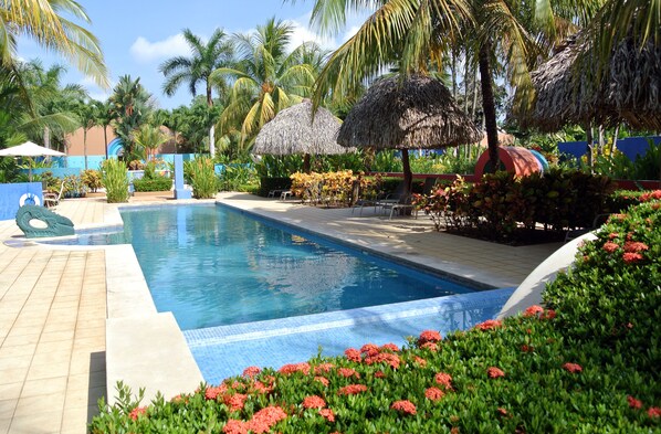 2 outdoor pools - Alma Del Pacifico Beach Hotel & Spa (Parrita)