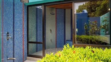 Garden Bungalow 1 King Size Bed 1 Sofa | Banheiro | Chuveiro, chuveiro com efeito de chuva