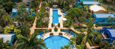 Vista frontal de la propiedad