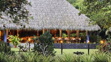 供應早餐、午餐和晚餐,國際料理,海灘景觀