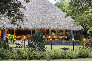 Breakfast, lunch, dinner served; international cuisine, beach views - Alma Del Pacifico Beach Hotel & Spa (Parrita)