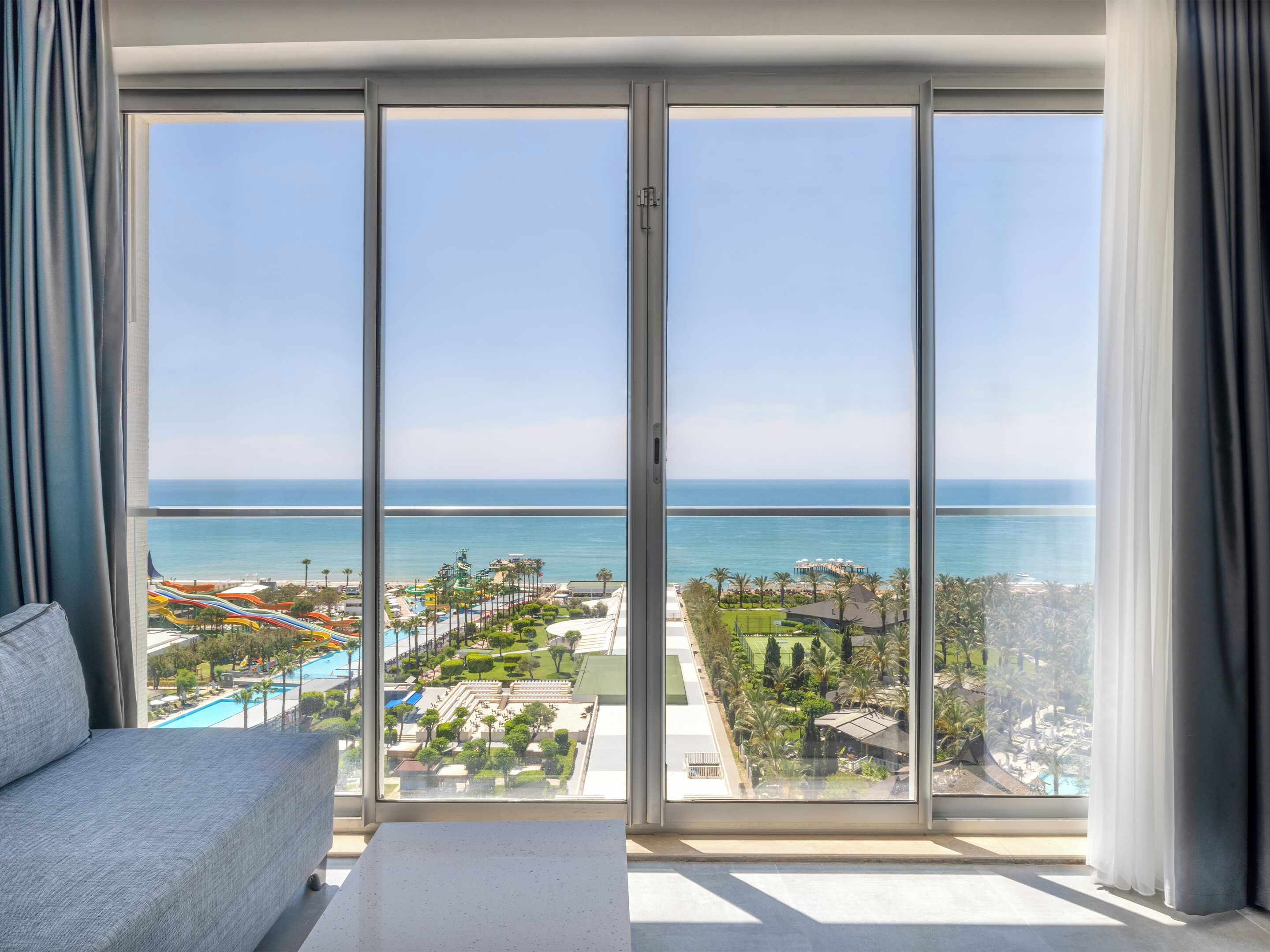 Un balcón con vista al océano y las instalaciones del resort.