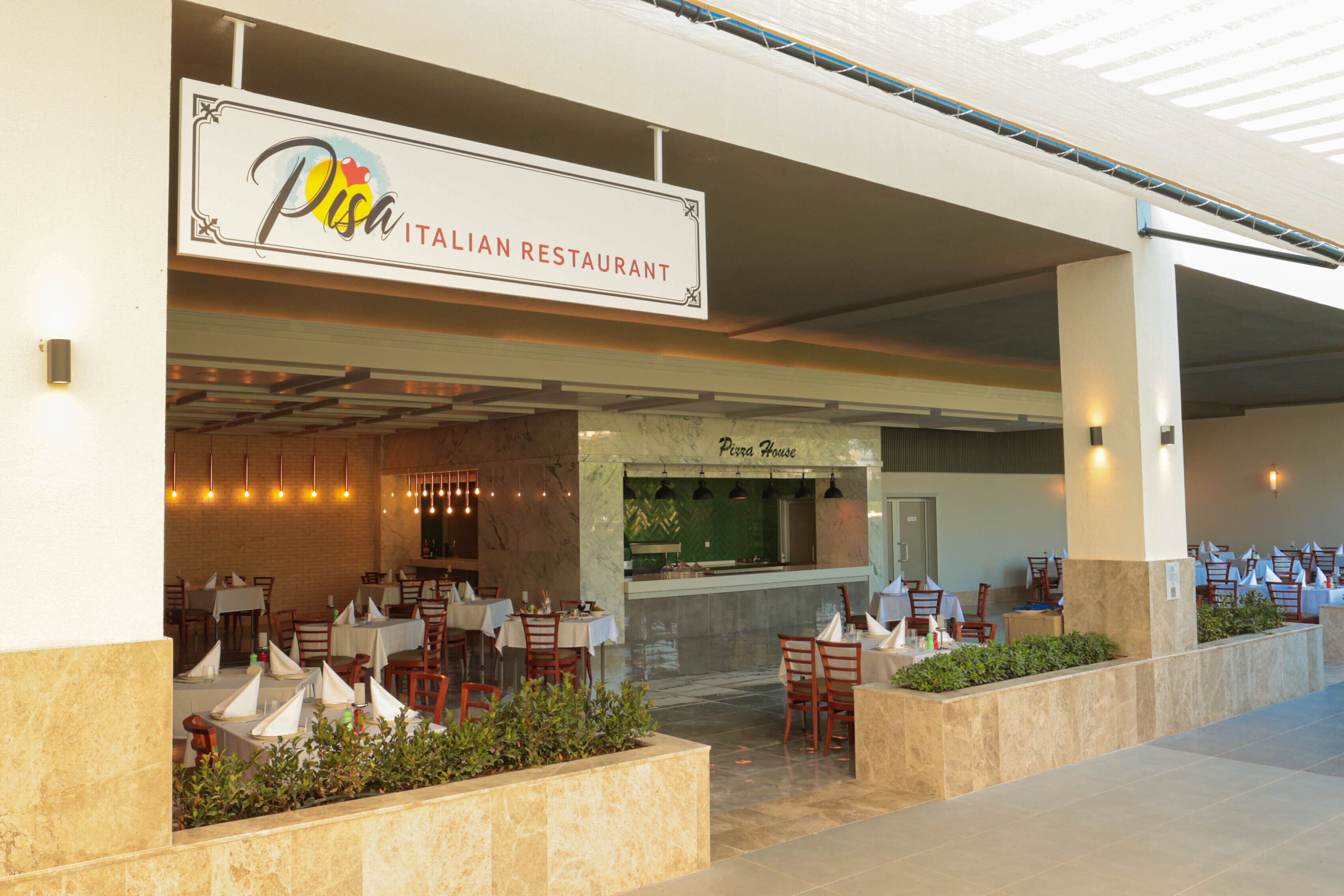 Un restaurante italiano con terraza y cocina a la vista.