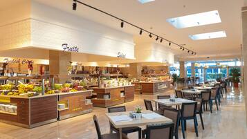 4 Restaurants; Frühstück, Mittagessen und Abendessen werden serviert