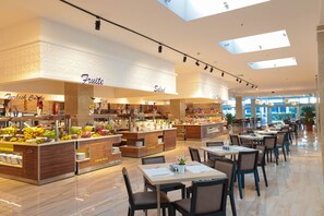 4 restaurantes; se sirven desayunos, comidas y cenas