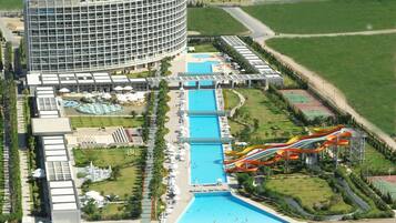 Yksityinen ranta, aurinkotuoleja, aurinkovarjoja, rantapyyhkeitä