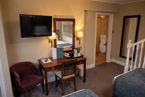 Twin Room | Desk, iron/ironing board, free WiFi, bed sheets - Castle And Ball by Greene King Inns (Marlborough)