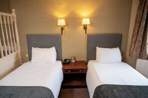 Twin Room | Desk, iron/ironing board, free WiFi, bed sheets - Castle And Ball by Greene King Inns (Marlborough)