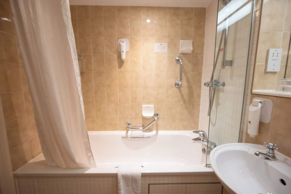combined shower/bathtub, hair dryer, towels