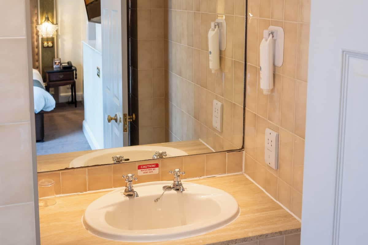 superior room | bathroom | combined shower/bathtub, hair dryer, towels